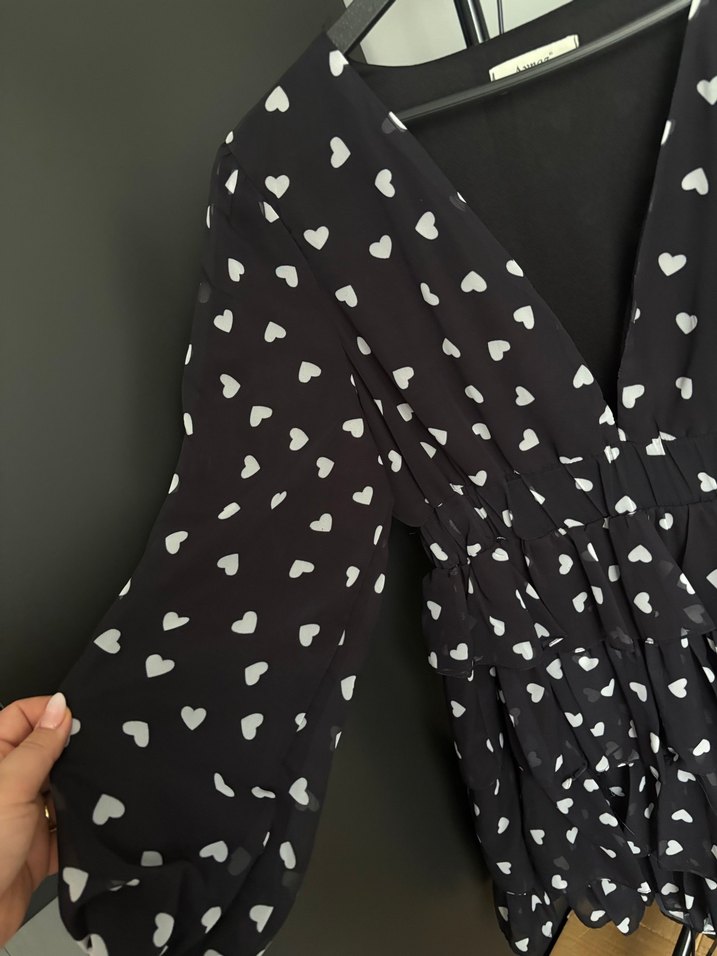 V Yaka Siyah Kalp Desenli Midi Elbise - Görsel 4