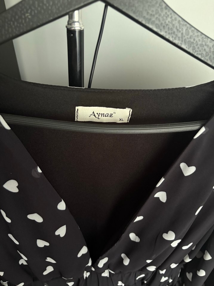 V Yaka Siyah Kalp Desenli Midi Elbise - Görsel 3