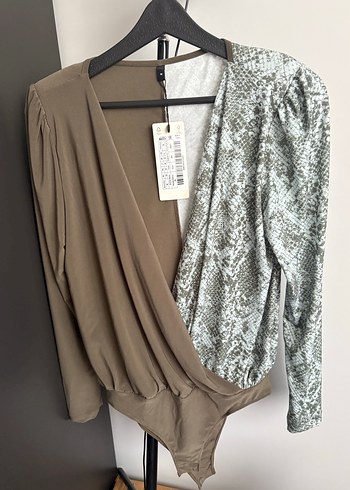 Drapeli V Yaka Yılan Desenli Kadın Bluz - Görsel 2