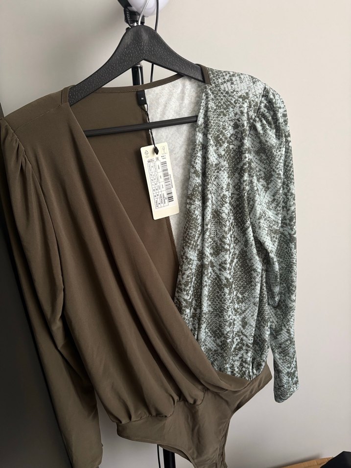 Drapeli V Yaka Yılan Desenli Kadın Bluz - Görsel 4