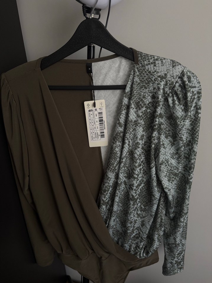 Drapeli V Yaka Yılan Desenli Kadın Bluz - Görsel 3