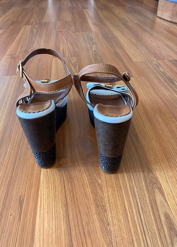 39 Beden beyaz Renk Beyaz Tokalı Kadın Dolgu Topuklu Sandalet