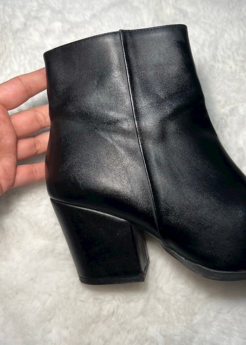 Siyah Deri Tokalı Kadın Topuklu Bot - Görsel 3