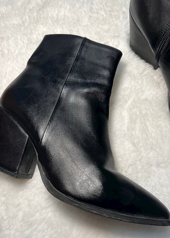 Siyah Deri Tokalı Kadın Topuklu Bot - Görsel 4