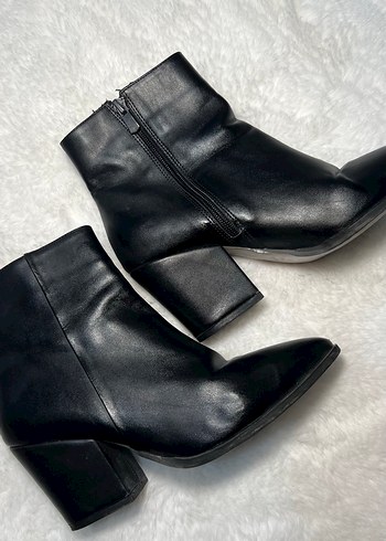 Siyah Deri Tokalı Kadın Topuklu Bot - Görsel 5