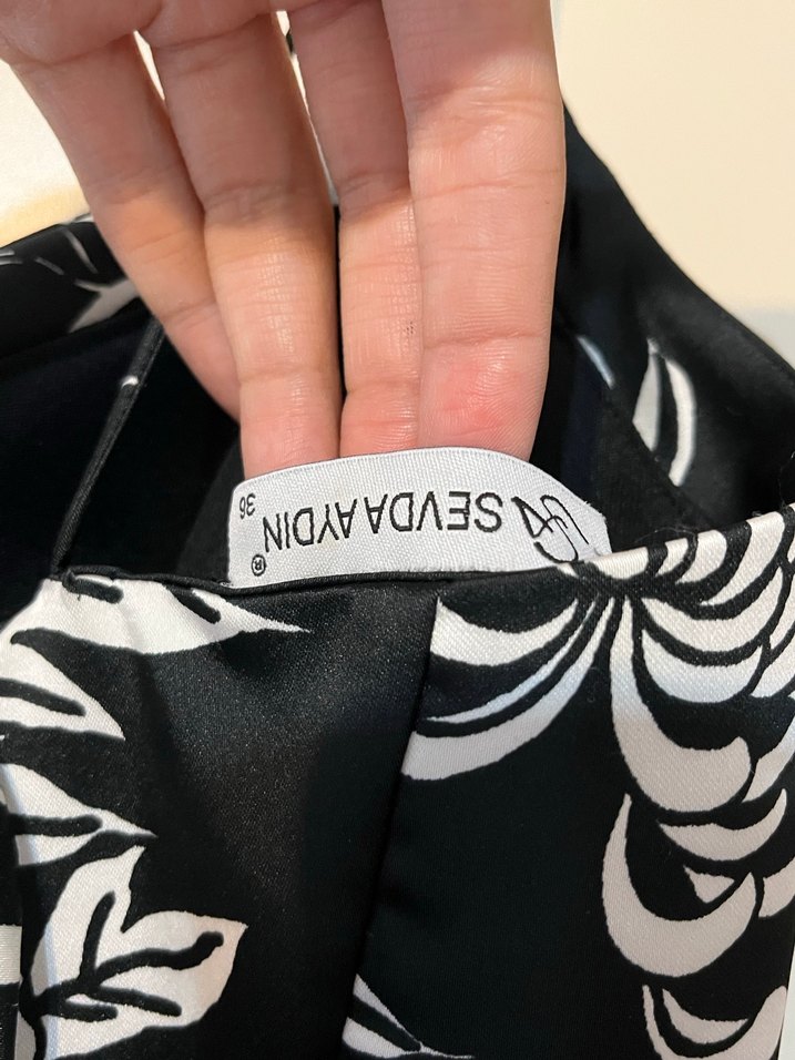 Siyah Çiçekli Askılı Mini Elbise - Görsel 4