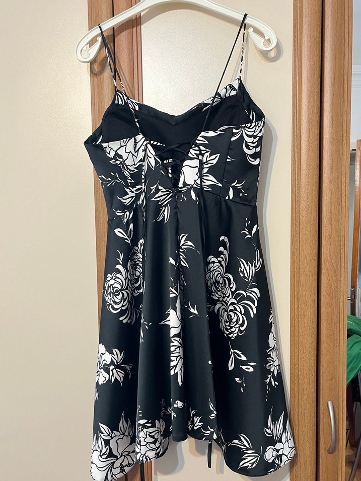 Siyah Çiçekli Askılı Mini Elbise - Görsel 3