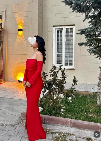 Zara Uzun Kollu Kırmızı Drapeli Straplez Abiye Elbise