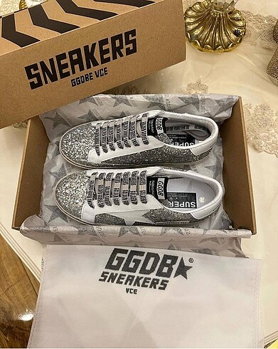 Golden Goose Deluxe Golden goose