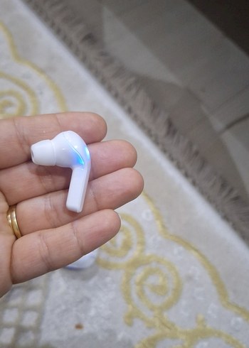 Mavi Işıklı Kulaklık ve Şarj Kutusu - Görsel 3