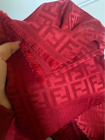 Fendi kırmızı renk şal