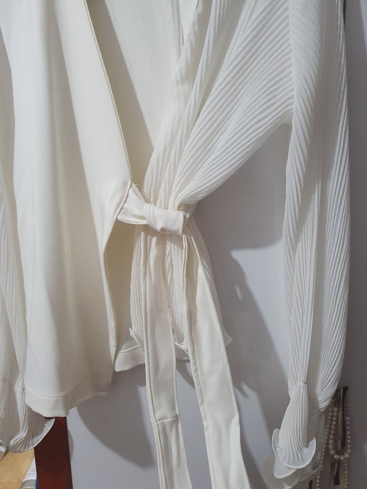 Beyaz Piliseli V Yaka Kadın Bluz - Görsel 3