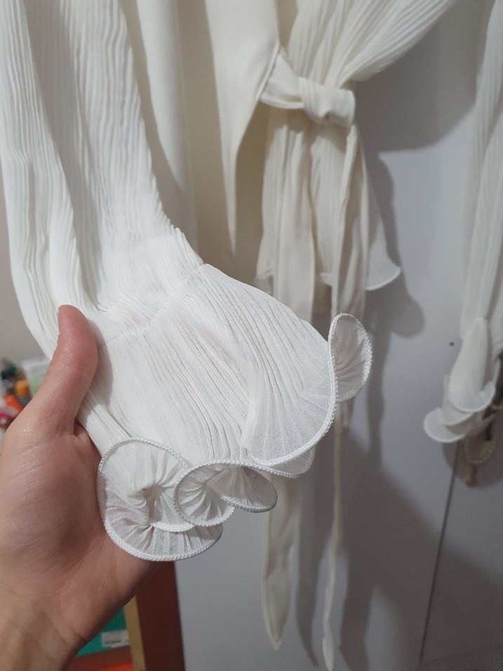 Beyaz Piliseli V Yaka Kadın Bluz - Görsel 2