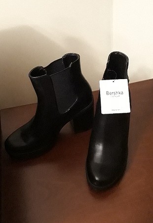 BERSHKA hic giyilmedi etiketi uzerinde 36 ve 37 numara