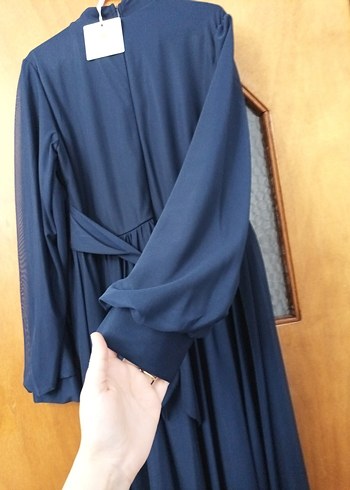 Hiç giyilmemiş etiketi üzerinde Uzun Kollu lacivert pileli Abiye - Görsel 6