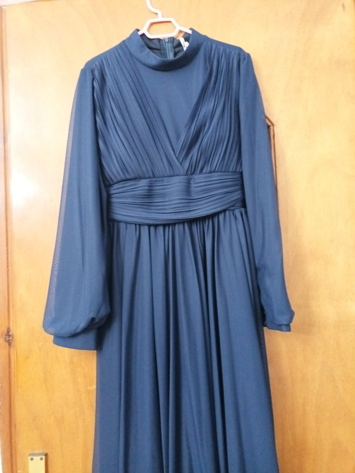 Hiç giyilmemiş etiketi üzerinde Uzun Kollu lacivert pileli Abiye - Görsel 2