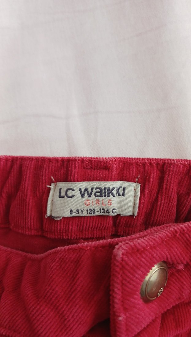 Kırmızı Süet Düğmeli Kız Şortu - Görsel 3