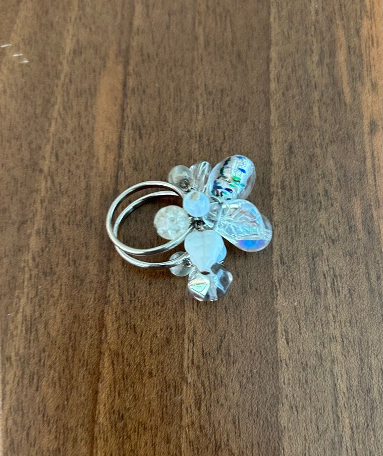 Beyaz Cam Boncuklu Çiçek Desenli Kadın Yüzük - Görsel 2