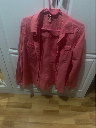 Pembe gömlek