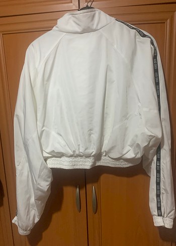 Bershka Beyaz Yüksek Yaka Kısa Kadın Ceket yağmurluk - Görsel 4