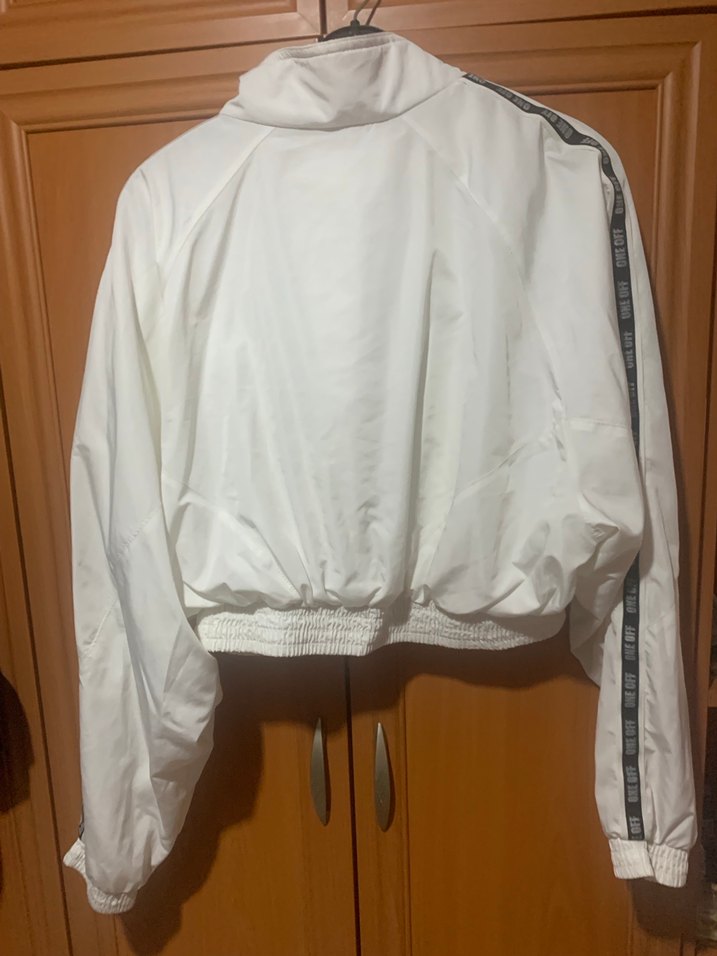 Bershka Beyaz Yüksek Yaka Kısa Kadın Ceket yağmurluk - Görsel 4