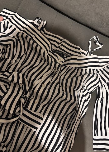 Düğmeli Çizgili Kadın kayık yaka askılı gomlek - Görsel 2