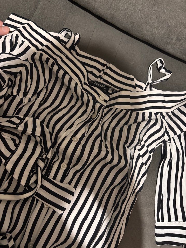 Düğmeli Çizgili Kadın kayık yaka askılı gomlek - Görsel 2