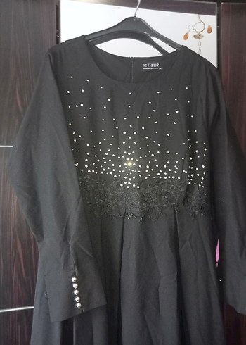 Uzun Kollu Siyah Nakışlı önü kısa arkası Uzun Elbise - Görsel 2