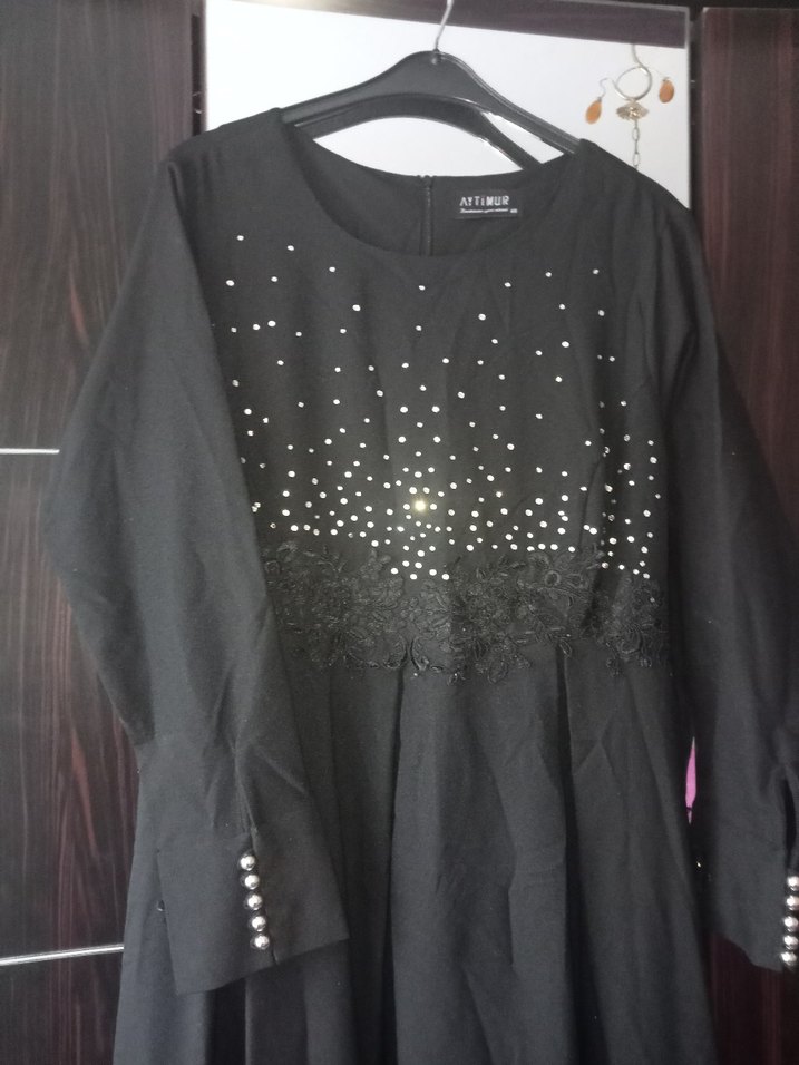 Uzun Kollu Siyah Nakışlı önü kısa arkası Uzun Elbise - Görsel 2