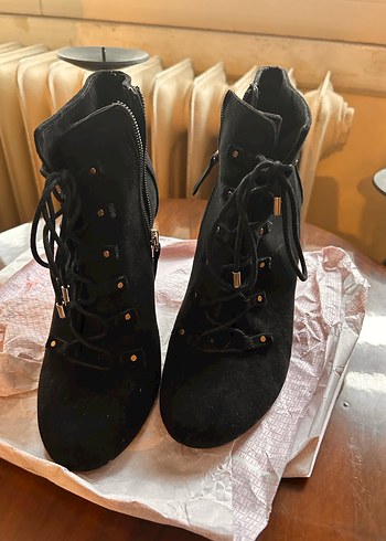 Siyah Süet Stiletto Topuklu Gotik Bot - Görsel 2