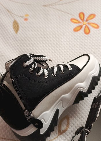 Bağcıklı Kadın Beyaz Siyah Spor Ayakkabı - Görsel 5