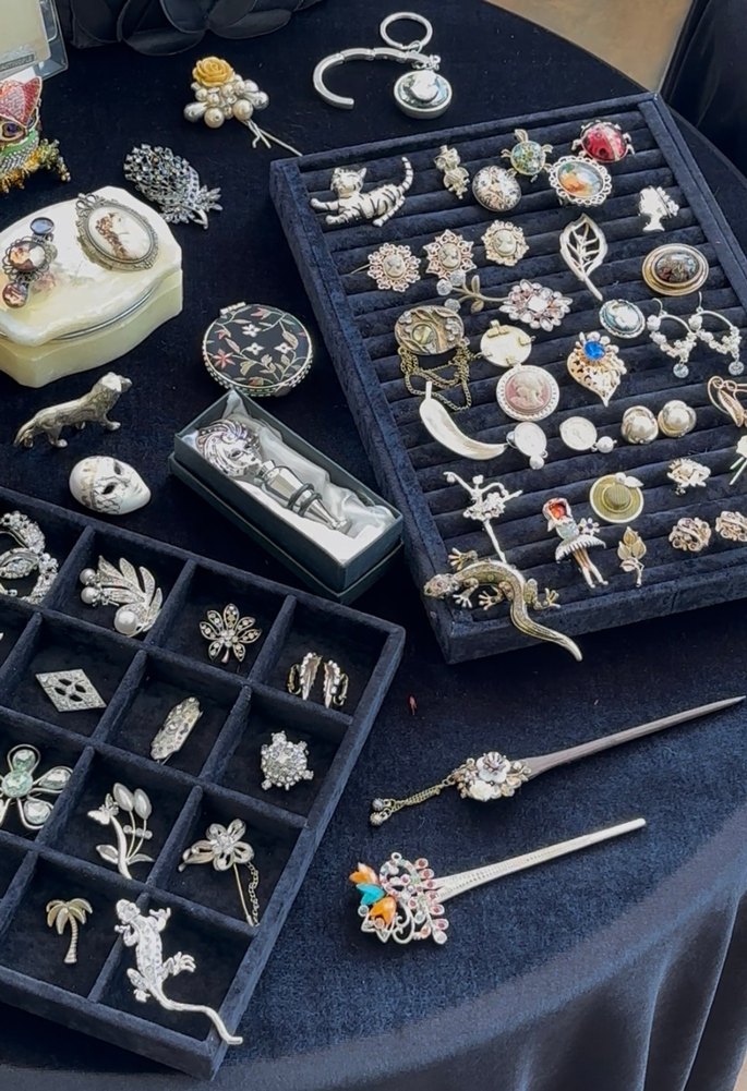 Bej Vintage Kadın Figürlü Broş - Görsel 3