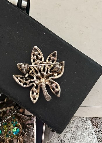Çiçek Motifli Payetli Kadın Broş - Görsel 2