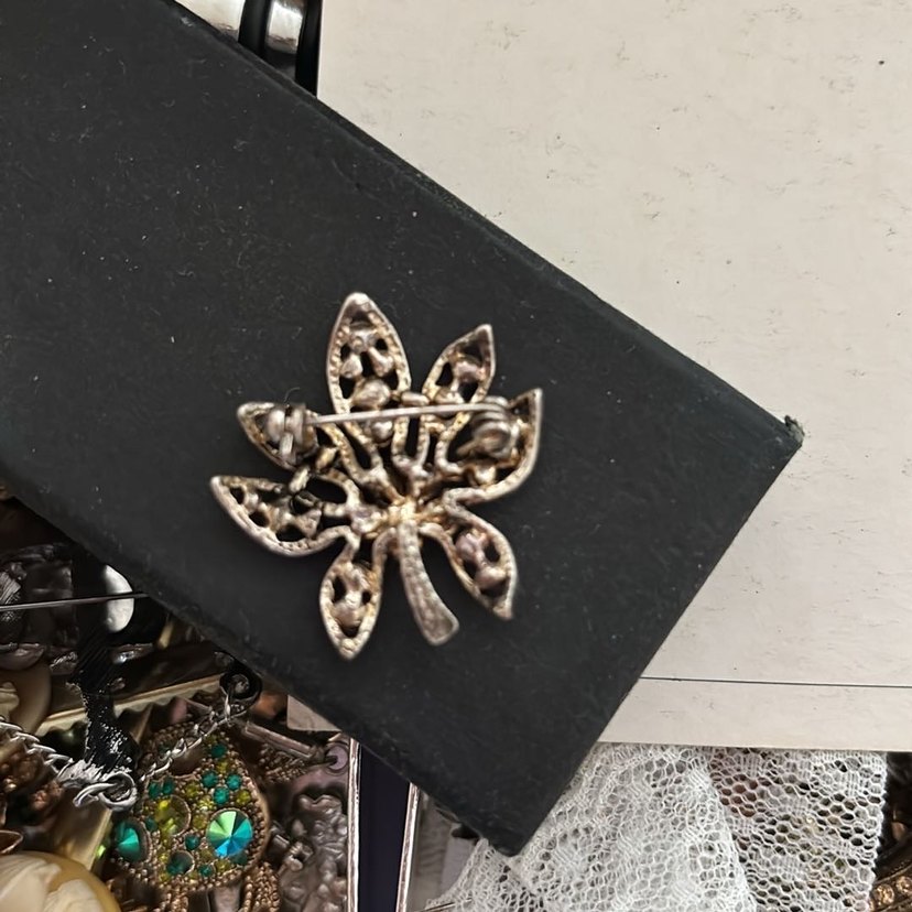 Çiçek Motifli Payetli Kadın Broş - Görsel 2