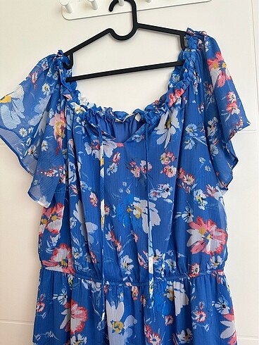 Omuzları açık desenli şifon elbise - Görsel 5