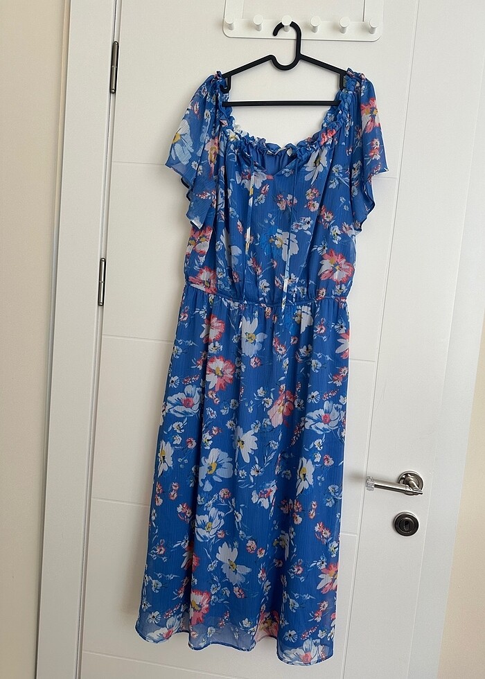 Omuzları açık desenli şifon elbise - Görsel 4