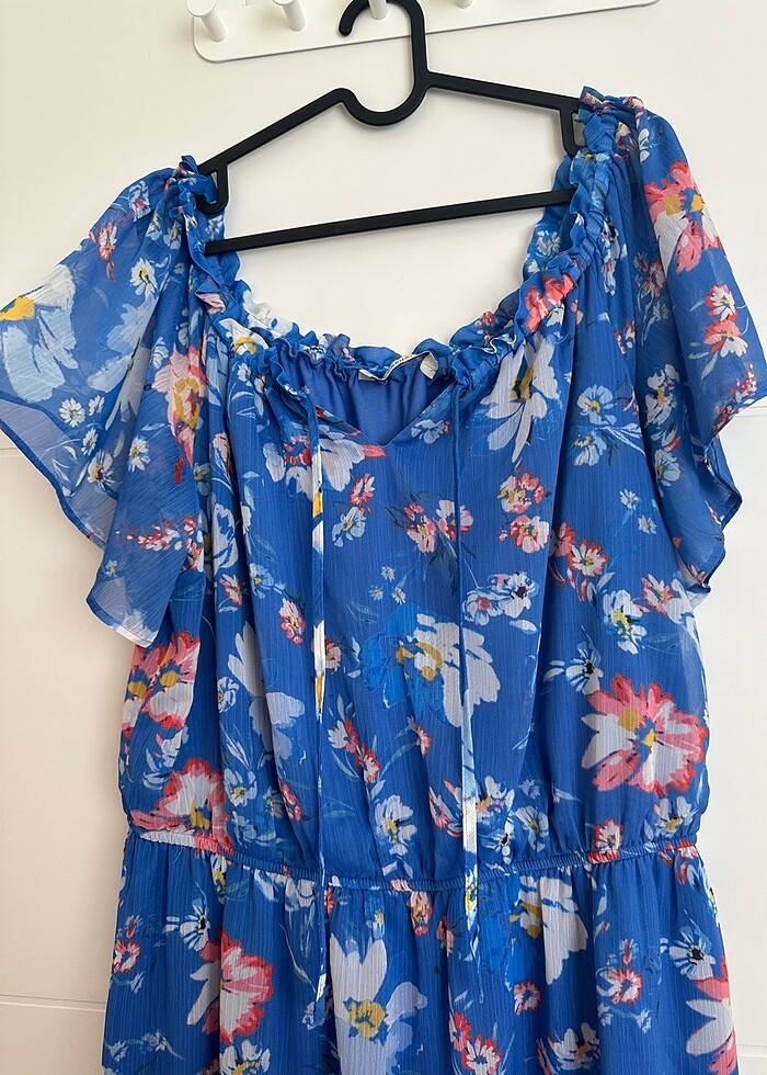 Omuzları açık desenli şifon elbise - Görsel 5