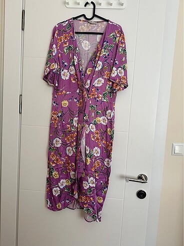 Kısa kollu çiçek desenli saten elbise - Görsel 2