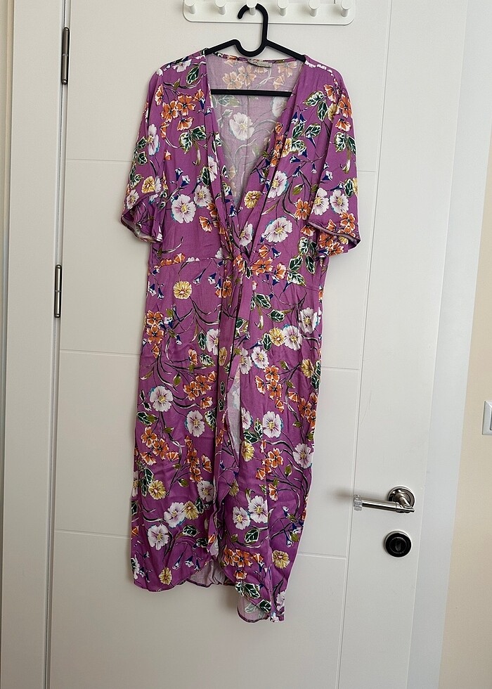 Kısa kollu çiçek desenli saten elbise - Görsel 2