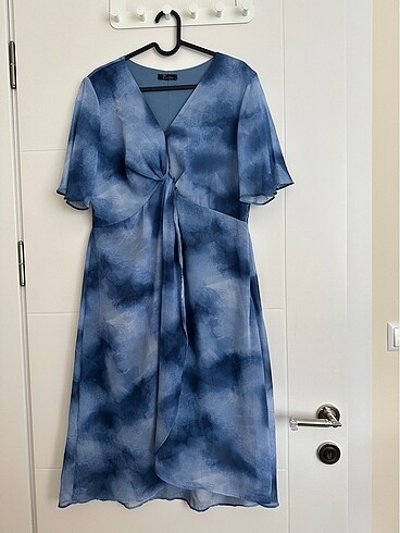 Kısa kollu astarlı açık mavi baskılı şifon elbise - Görsel 4