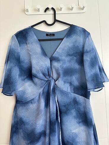 Kısa kollu astarlı açık mavi baskılı şifon elbise - Görsel 5