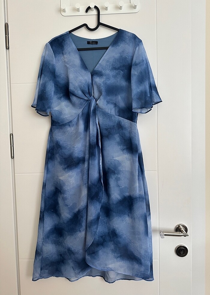 Kısa kollu astarlı açık mavi baskılı şifon elbise - Görsel 4