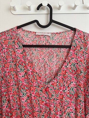 V yaka çiçekli kısa kollu viskon elbise - Görsel 6