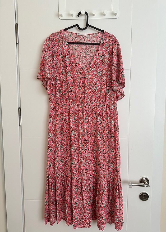 V yaka çiçekli kısa kollu viskon elbise - Görsel 4