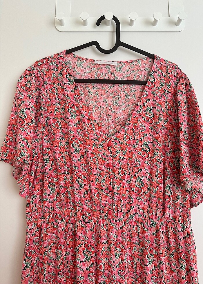 V yaka çiçekli kısa kollu viskon elbise - Görsel 5