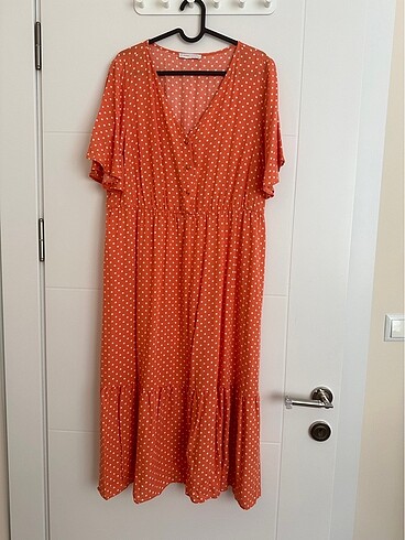 V yaka kısa kollu puantiyeli viskon elbise - Görsel 5