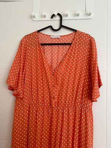 V yaka kısa kollu puantiyeli viskon elbise - Görsel 6