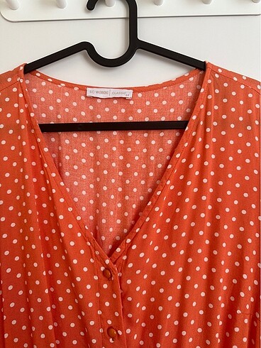 V yaka kısa kollu puantiyeli viskon elbise - Görsel 7