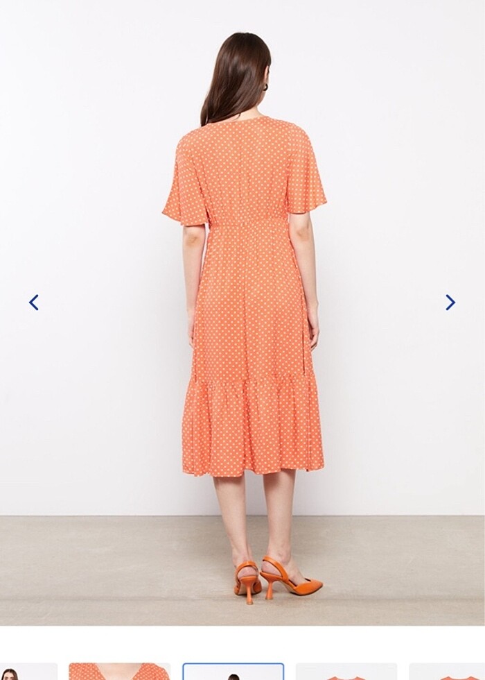 V yaka kısa kollu puantiyeli viskon elbise - Görsel 3