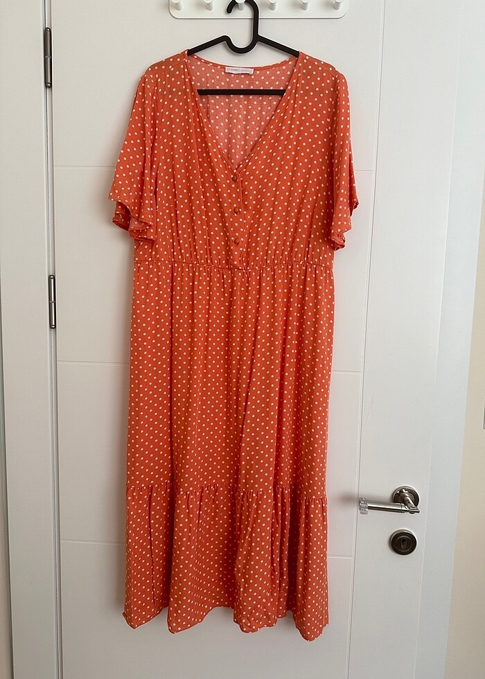 V yaka kısa kollu puantiyeli viskon elbise - Görsel 5